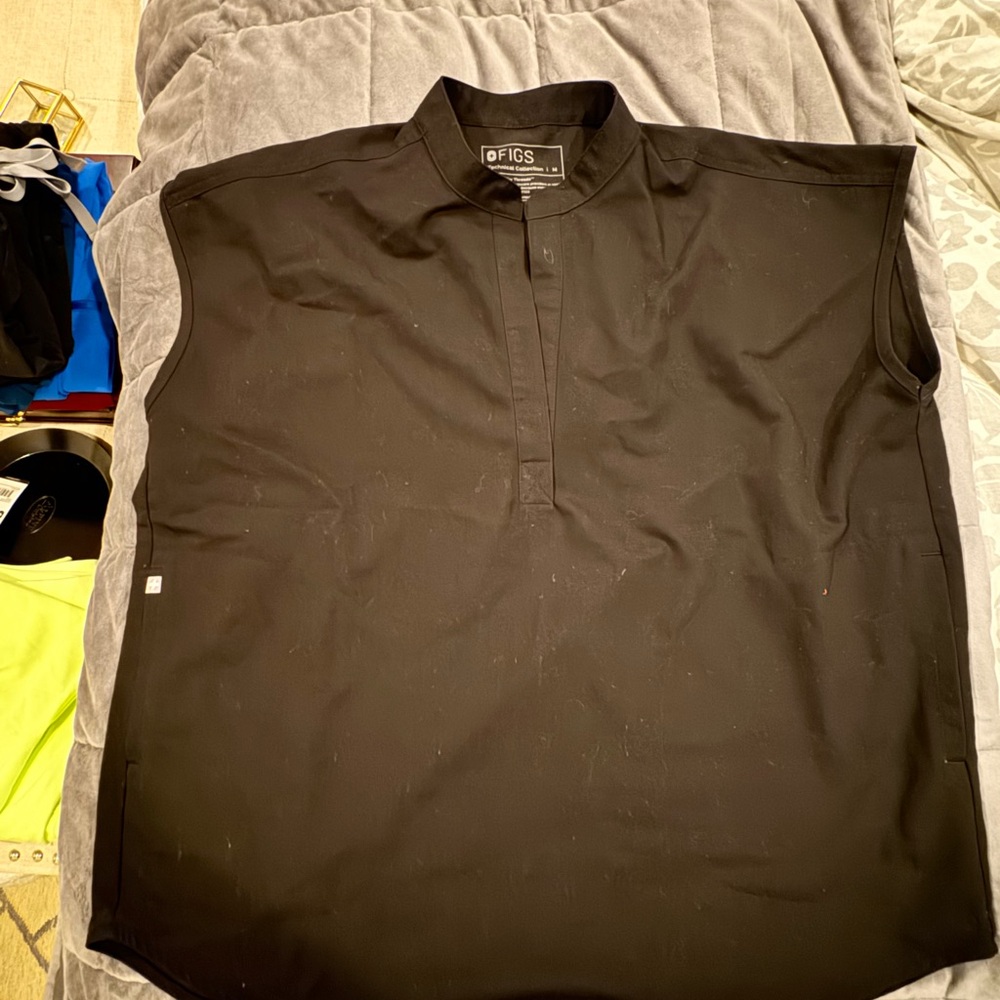 FIGS Rafaela oversized scrub top, cap sleeves, black, great condition, M